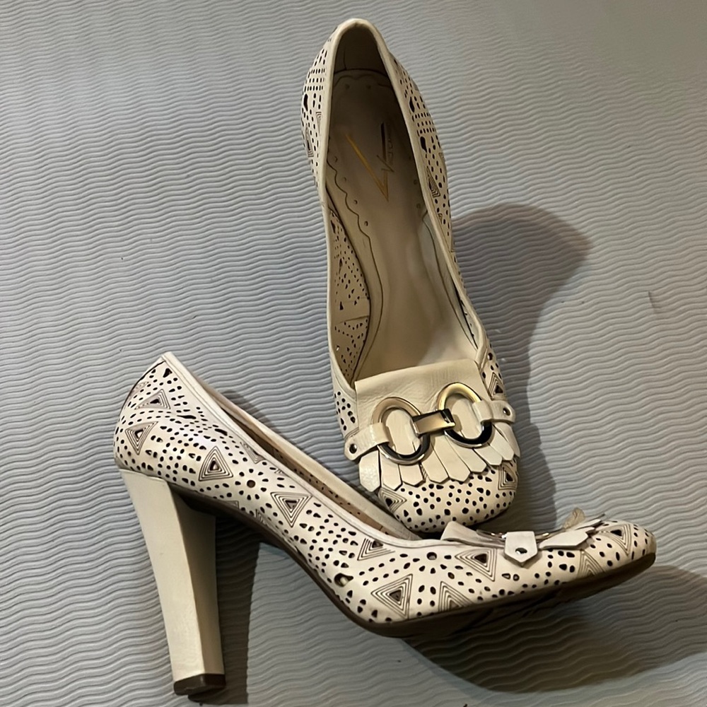 Vince Camuto White Heels size 8